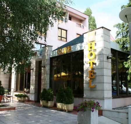ליבנו Hotel Dinara מראה חיצוני תמונה