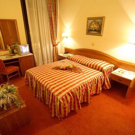 ליבנו Hotel Dinara מראה חיצוני תמונה