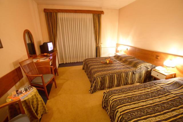 ליבנו Hotel Dinara מראה חיצוני תמונה