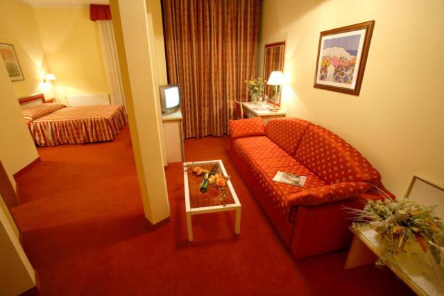ליבנו Hotel Dinara מראה חיצוני תמונה