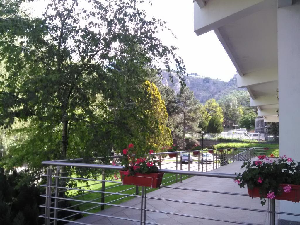 ליבנו Hotel Dinara מראה חיצוני תמונה