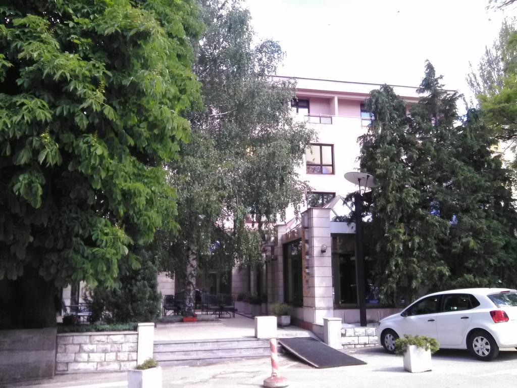 ליבנו Hotel Dinara מראה חיצוני תמונה