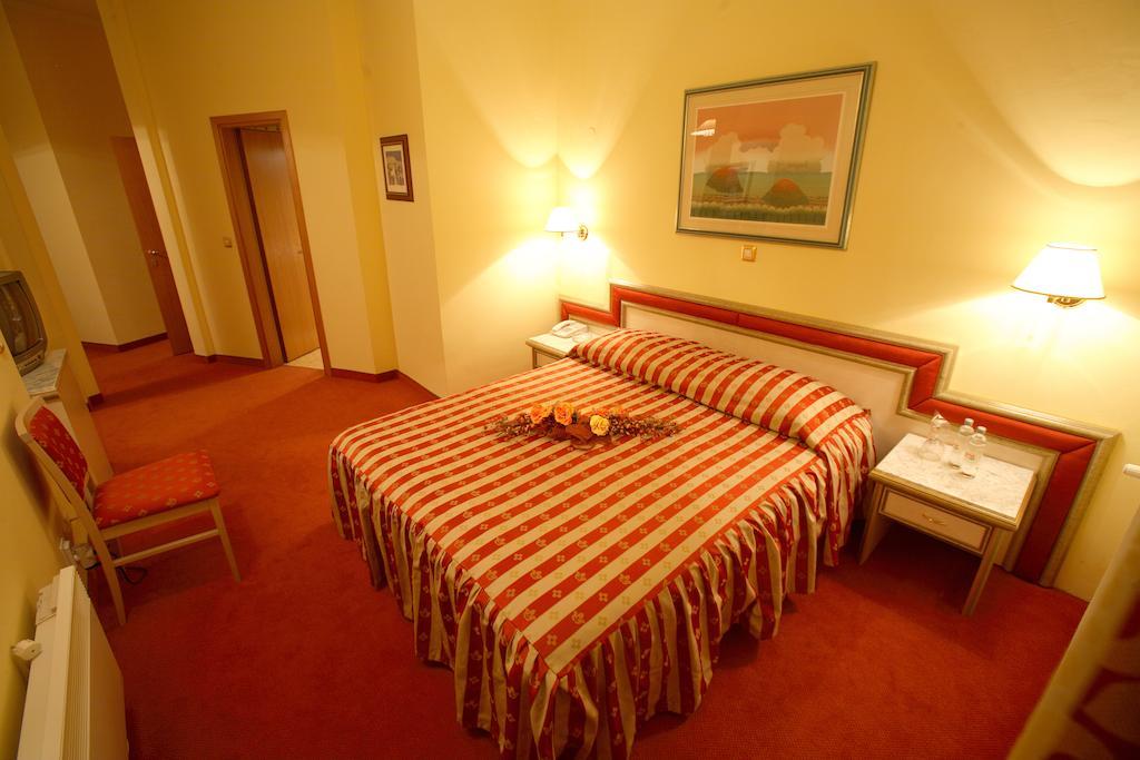 ליבנו Hotel Dinara מראה חיצוני תמונה