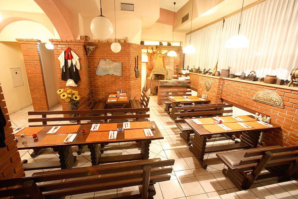 ליבנו Hotel Dinara מראה חיצוני תמונה