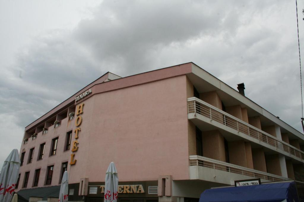 ליבנו Hotel Dinara מראה חיצוני תמונה