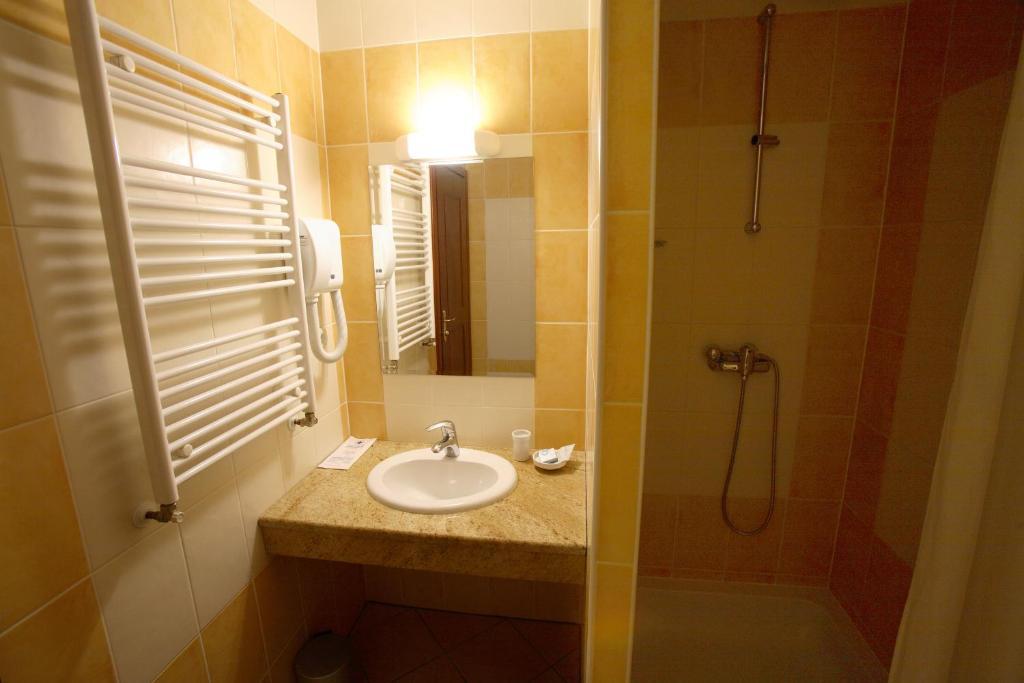 ליבנו Hotel Dinara מראה חיצוני תמונה