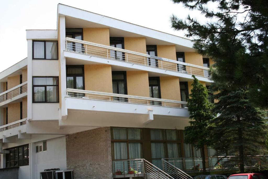 ליבנו Hotel Dinara מראה חיצוני תמונה