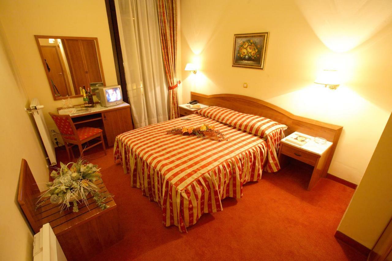 ליבנו Hotel Dinara מראה חיצוני תמונה